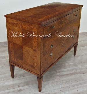 Prezioso cassettone artigianale in noce con intarsi in legno di ulivo e di rosa con 3 cassetti stile neoclassico